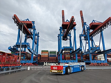 Bild von einem Terminal im Hamburger Hafen mit einem automatisierten Containertransporter